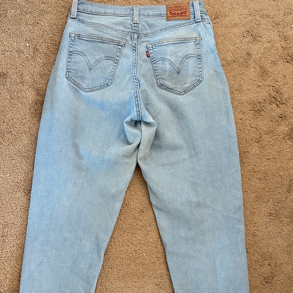 Levi’s Women’s Size 30 High Waisted Mom Jean Light Blue Straight/Skinny Leg - Picture 10 of 11